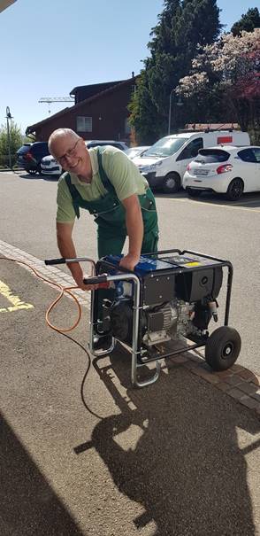 Ein Bild, das draußen, Schuhwerk, Kleidung, Person enthält.

KI-generierte Inhalte können fehlerhaft sein.