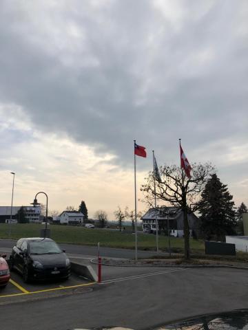 Bild 1834: Stolz weht die taiwanesische Flagge neben der Flagge von Oberwil-Lieli